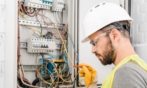 RCA20h – Pratique supervisée de la connexion et déconnexion d’appareillage électrique CRCA